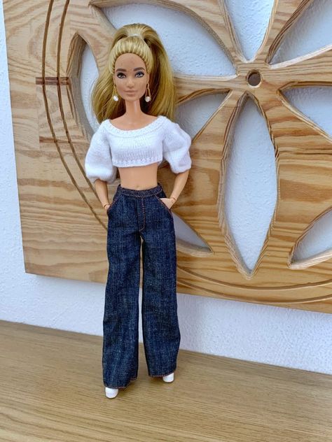 Barbie Doll Jeans, Barbie Outfits Diy, Barbie Doll Outfit Ideas, Patterns For Barbie Clothes, Knitted Barbie Clothes, Barbie Clothes Outfits, Barbie Doll Outfits, Barbie Makeover, Barbie Jeans