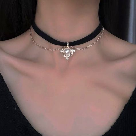 Necklace Retro Girl Necklace Gold Silver Peach Heart Velvet Chain Pendant Clavicle Jewelry | Wish Kpop Vintage, Black Velvet Choker Necklace, Grey Pearl Necklace, Velvet Choker Necklaces, Pendant Choker Necklace, Party Aesthetic, Black Velvet Choker, Layered Choker Necklace, Moda Punk