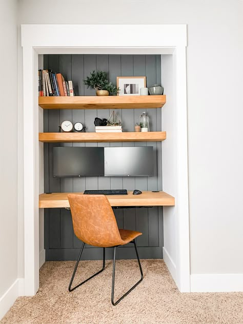 Turn that extra closet into a usable workspace and now you have a cloffice! Click here for 20 Closet Office Design Ideas. #thecraftyblogstalker #cloffice #workspace #desk Vj Board, Cloffice Ideas, Eclectic Office, Closet Nook, Office Revamp, Bungalow Remodel, Closet Desk, Hiasan Dalaman Rumah, Desk Nook