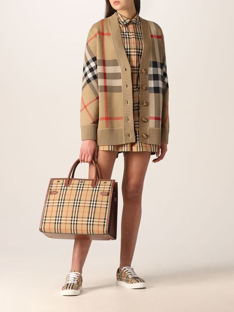 Burberry Shirt Outfit Women, Burberry Shirt Outfit, Burberry Scarf Outfit, Burberry Aesthetic, Burberry Shirt, Burberry Outfit, Shoes Outfit Fashion, Scarf Outfit, Burberry Scarf