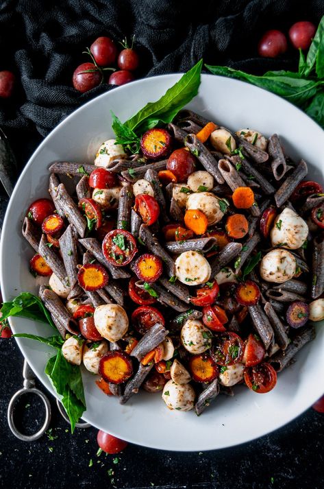 Halloween Caprese, Easy Vegetarian Sides, Caprese Pasta Salad Recipes, Black Pasta, Halloween Pasta, Colored Pasta, Caprese Salad Recipe, Tomatoes Mozzarella, Caprese Pasta Salad