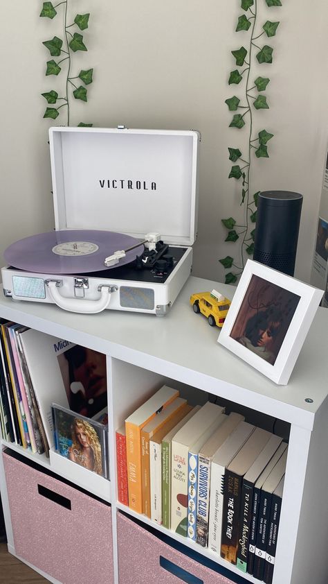 Vynl Records Aesthetic Room, Vinyls In Bedroom, Cute Record Player Setup, Room Decor Vinyl, Room Ideas Aesthetic Music, Record Player In Bedroom, Vynil Display Ideas, Vinyl Aesthetic Room, Fangirl Bedroom