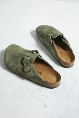 Olive Birkenstock, Green Birkenstocks, Birkenstock Aesthetic, 2025 Wishlist, Boston Birkenstock, Birkenstock Boston Suede, Birkenstock Slippers, Birkenstock Mules, Birkenstock Clog