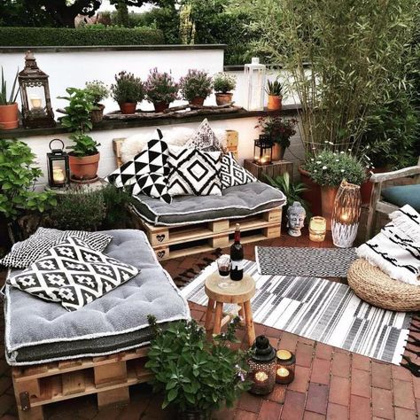 Your DIY Guide to a Backyard Makeover on a Budget Cool way to add some outdoor lounge space to front or even near pool. Cheap Backyard Makeover, Backyard Makeover Ideas, Cheap Backyard Makeover Ideas, Terasse Ideas, Balkon Decor, Cheap Backyard, Lounge Design, Inspiration Instagram, Backyard Makeover