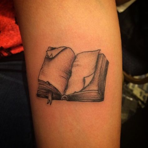 Tatouage livre ouvert Open Book Tattoo, Writer Tattoo, Book Tattoo Ideas, Bookish Tattoos, Literary Tattoos, Tattoos Geometric, Tattoo Design Book, Book Tattoo, Book Stack