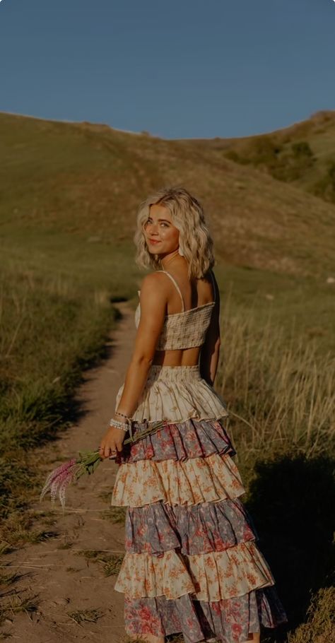 Boho Picture Outfits, Fall Dresses For Senior Pictures, Boho Outfits Senior Pictures, Senior Pic Fall Outfits, Western Maxi Dress Outfit, Senior Picture Dresses Fall, Senior Pictures Dresses Ideas, Fall Sunset Photoshoot, Blonde Senior Pictures