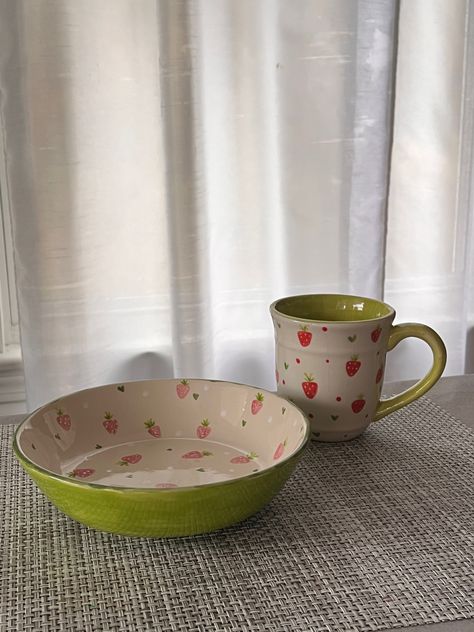 Straw Berry Mug, Pottery Painting Fruit Design, Ceramic Plate Design Ideas, Pottery Bowl Ideas Design, Strawberry Ceramic Plate, Strawberry Painted Mug, Strawberry Painted Pottery, Pottery Strawberry, Pottery Painting Strawberries