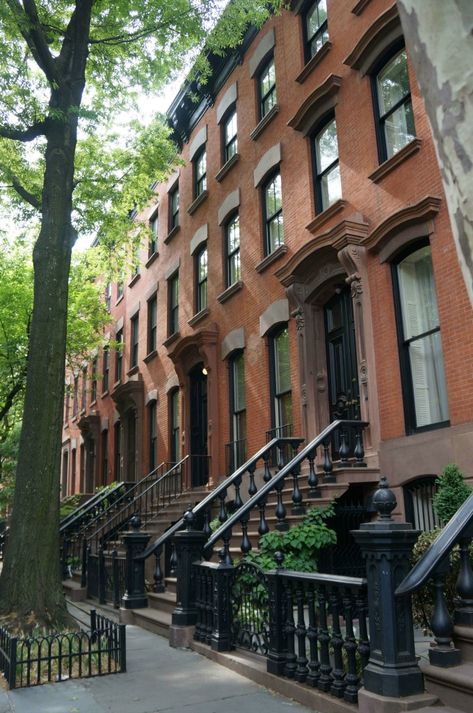 New York Apartment Photoshoot, Bleecker Street Nyc, New York Town Houses, Living In New York City Aesthetic, House In City, New York Houses, Celebrity Apartments, Appartement New York, Friends In New York