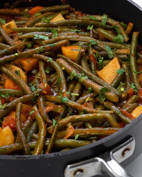 Green beans stew (Fasolakia yiahni) - My Family's Food Diary Green Bean Stew Recipes, Fasolakia Yiahni, Green Bean Stew, Beans Stew, Thanksgiving Recipes Side Dishes Veggies, Snap Beans, Spiced Chickpeas, Green Beans And Potatoes, Thanksgiving Recipes Side Dishes