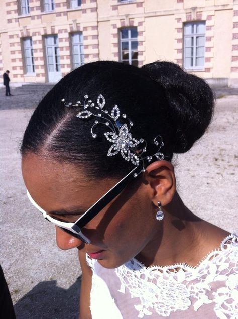 Idée coiffure mariage sur cheveux crépus afro naturels Wedding Hairstyle 4c Hair, Afro Puff Wedding Hairstyles, Bridal Hairstyles 4c Hair, Brides With Afros, Afro Hair Bride Natural Hairstyles, Natural Hair Wedding, Natural Updo, Natural Wedding Hairstyles, Hair Wrap Scarf