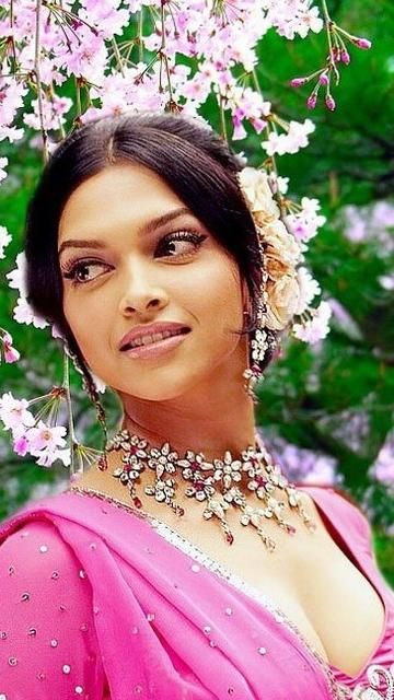 Beautiful actress wallpaper Deepika Padukone Hd, Bollywood Makeup, Deepika Padukone Style, Om Shanti, Om Shanti Om, Vintage Bollywood, Deepika Padukone, Indian Beauty Saree, India Beauty