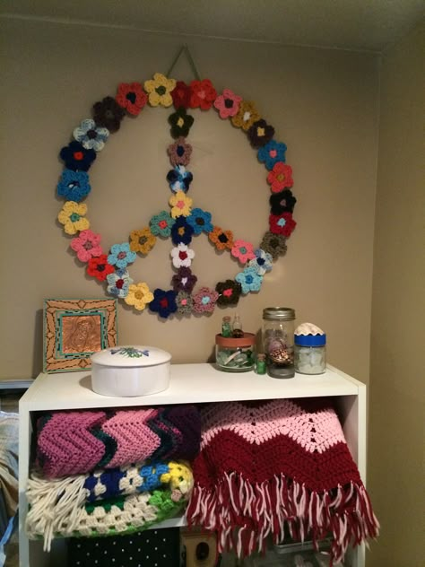 Crochet Wall Decor Ideas, Peace Crochet, Peace Sign Crochet Pattern Free, Crochet Peace Sign, Crochet Peace Sign Pattern, Peace Sign Granny Square, Hippie Crochet Patterns Free, Crochet Peace Sign Granny Square, Peace Sign Macrame Wall Hanging