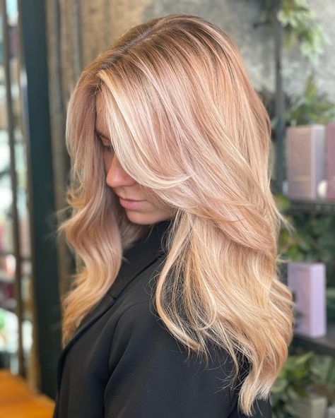 Strawberry Blonde Long Feathered Hairstyle Cute Layered Hairstyles, Cuts For Long Hair, Haircut Tips, Copper Blonde Hair, Light Strawberry Blonde, Trendy Bob Hairstyles, Summer Blonde Hair, Red Blonde Hair, Strawberry Blonde Hair Color