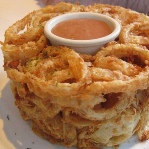 Onion Ring Loaf - 1 weird instruction, "Press down the fried onions solidly without pressing..." Huh? Looks tasty though. Onion Loaf, Easy Meatloaf Recipe, Onion Ring, Fingerfood Party, Easy Meatloaf, Food Appetizers, Loaf Recipes, Meatloaf Recipe, 3 Eggs