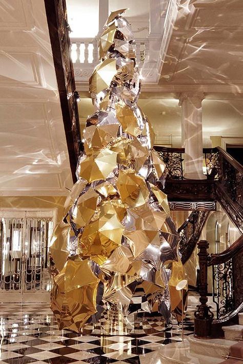 Fancy Xmas Tree, Avant Garde Christmas Tree, Metallics Christmas Tree, Silver And Gold Christmas Tree Decor, Christmas Tree With Large Ornaments, Nye Tree, Designer Christmas Tree Inspiration, Silver And Gold Tree, Gold Silver Christmas Tree