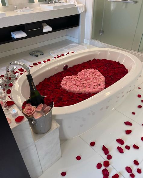 Bali Basics on Instagram: “Aria sky suites are always the answer #vegas #vegasstrip #vegashotels #arialasvegas #romantic #romanticcouples #valentines #valentinesgift” Pink Valentines Day Aesthetic, Romantic Candles Bedroom, Valentine's Day Aesthetic, Roses And Candles, Aria Las Vegas, Candles Romantic, Cute Anniversary Gifts, Valentines Day Aesthetic, Bath Aesthetic