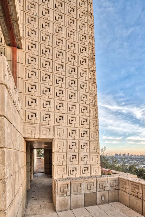 Ennis House. Frank Lloyd Wright Textile Block Period. 1924 Los Angeles, California Marin County Civic Center, Hollyhock House, Ennis House, Frank Lloyd Wright Usonian, Frank Lloyd Wright Architecture, Frank Lloyd Wright Buildings, Frank Lloyd Wright Homes, Brown House, Old Mansions