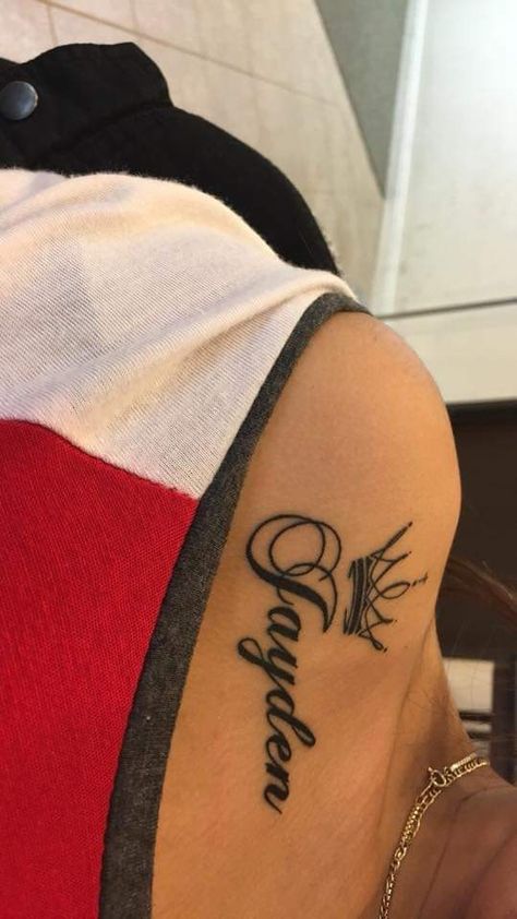 Son And Daughter Name Tattoo For Mom, Mans Name Tattoo, Boy Name Tattoos For Women, Jayden Tattoo Names Design, Name Tattoos On Women, Jayden Name Tattoos, Name On Chest Tattoo Female, Crown Tattoo With Name, Parents Name Tattoo