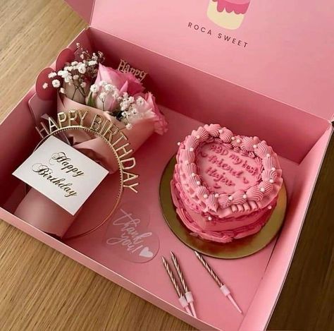 Cake Trends 2024 Birthday, Bday Cake Ideas Aesthetic, Cake Gift Box Ideas, Trending Cakes, Cumpleaños Aesthetic, Cute Birthday Ideas, Mini Cakes Birthday, Creative Birthday Cakes, Happy Birthday Fun