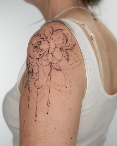 Discover My Tattoo Signature: Unique Blend of Ornamental elements and Flowers | by Anastasiia Koviazina | Medium Tattoo Trends 2024 Women, Dragonfly Shoulder Tattoo, Fine Line Arm Tattoo, Small Fine Line Tattoo, Dragonfly Tattoos, Shoulder Cap Tattoo, Sketchy Tattoo, Tattoo 2024, Unalome Tattoo