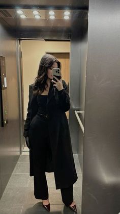 Black Outfits Business, Black Business Outfit Aesthetic, Black Outfits Old Money, Dark Feminine Business Casual, Stilleto Outfits, Black Luxury Outfits Classy, Dark Fem Fashion, Chic Dark Outfits, All Black Old Money Outfit