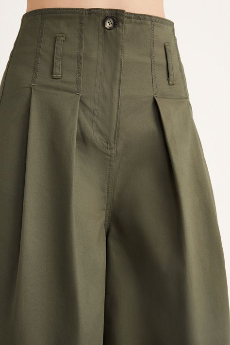 With echoes of 1920s sailor silhouettes (which were revived in the 1950s) the DALLAS Pants are elegant, high-waisted pants with a culotte-style leg. They have belt loops at the waist, a concealed zip-and-button fly and pointed patch pockets at the back. Stitched-down box pleats at the front create additional volume in the silhouette. The DALLAS Pants are crafted in a soft Japanese Cotton Twill and pair well with the matching VERNE denim jacket or SVENSKA top. Trouser Details Women, Pants Trend 2024, Trouser Ideas, Pants With Pleats, Pleats Pants, Japanese Pants, Types Of Trousers, Culotte Style, Knife Pleat