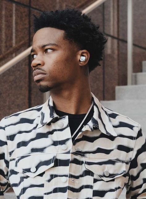 Roddy Ricch Hairstyle, Roddy Rich, Black Dreads, Roddy Ricch, Popular Rappers, Male Artists, Meme Background, Creepy Backgrounds, Cross Pictures