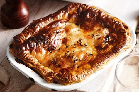 This old-fashioned favourite shows that you don't need to go all out to create satisfying family dinners. Kidney Pie Recipe, Recipes Harry Potter, Harry Potter Themed Food, Harry Potter Feast, Harry Potter Dinner, Kidney Pie, Harry Potter Cookbook, Steak And Kidney Pie, Beef Chuck Steaks