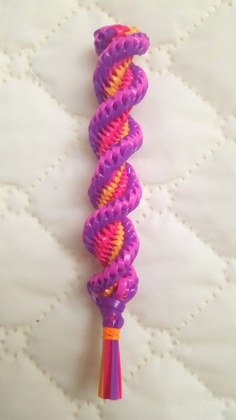 #Purple #Pink #Coral #Orange #Magenta #Craftlace #Rexlace #Boondoggle #Keychain Boondoggle Instructions, Lace Keychains, Boondoggle Patterns, Gimp Patterns, Boondoggle Keychain, Easy Presents, Keychain Diy Easy, Plastic Lace Crafts, Slumber Party Activities