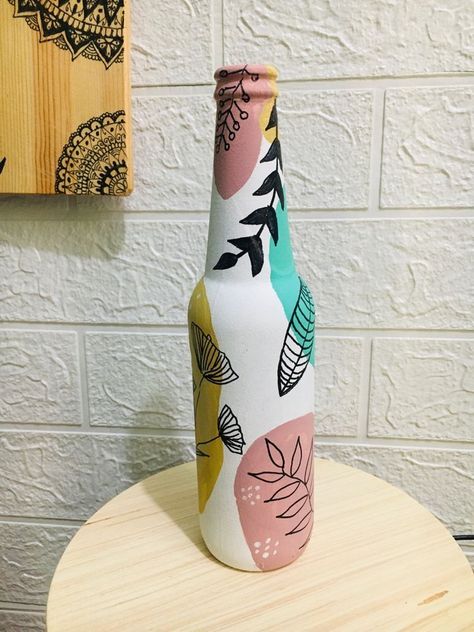 Bottles Decoration Diy, Beer Bottle Art, Bottle Art Projects, Hand Painted Wine Bottles, Hand Painted Bottles, Bottle Decoration, Glass Bottle Diy, Diy Glass Bottle Crafts, Wine Glass Art