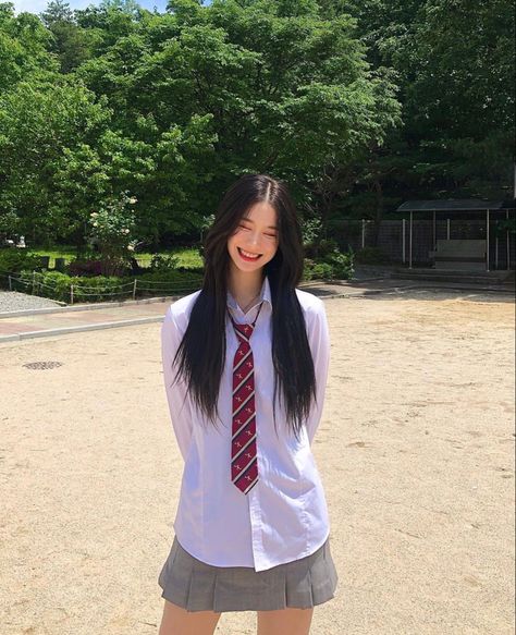 Korean Uniform School, Korean School Outfits, Lean Leg Workout, Casual Oufits, High School Uniform, Grey Pleated Skirt, Korean Student, Korean Skirt, High Clothes