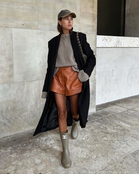 How to style leather shorts Brown Shorts Outfit, Short Boots Outfit, Winter Shorts Outfits, Leather Shorts Outfit, Missoni Fashion, Fall Winter Trends, Denim Outfits, Fashion Black, Cool Street Fashion