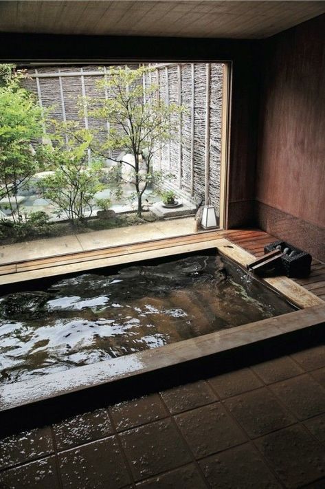 Japanese Bathrooms, Japanese Bath House, Japanese Bathroom Design, Home Spa Room, Japanese Bathroom, Japanese Hot Springs, Japan House, Piscina Interior, Japanese Bath