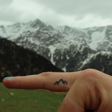 Mountain finger tattoo Small Mountain Tattoo, Berg Tattoo, Tattoo Foot, Tato Henna, Finger Tattoo For Women, Hidden Tattoos, Hamsa Tattoo, Tattoo Trend, Cute Small Tattoos