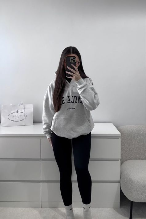 Gray Hoodie Outfit, Hoodie Outfit Aesthetic, Hoodie And Leggings Outfit, Oversized Hoodie Outfit, Grey Leggings Outfit, Outfits Leggins, Mode Swag, Look Legging, Black Leggings Outfit