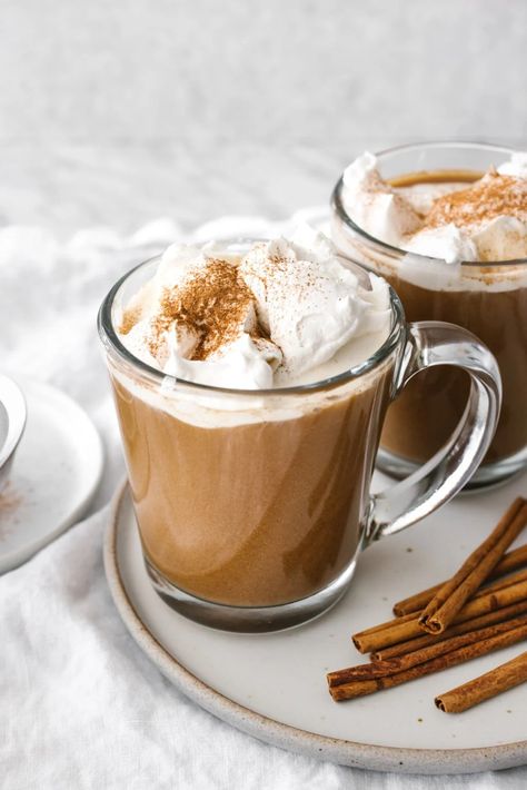 A homemade pumpkin spice latte recipe that's warm, perfectly sweet and spiced, and tastes just like Starbucks! It's the perfect fall recipe and winter drink to cozy up with. Eggnog Latte Recipe, Coconut Eggnog, Homemade Pumpkin Spice Latte, Starbucks Pumpkin Spice Latte, Starbucks Pumpkin Spice, Iced Coffee Recipe, Pumpkin Spiced Latte Recipe, Winter Drink, Homemade Eggnog