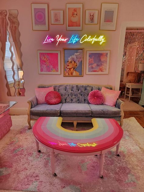 Pastel Eclectic Decor Bedroom, Colorful Eclectic Bedroom, Eclectic Decor Bedroom, Colorful Apartment, Salon Suites, Retro Living Rooms, Home Design Diy, Future Apartment Decor, Aesthetic Rooms