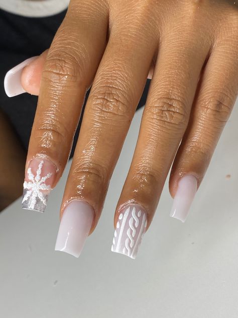 Short Christmas Nail Inspiration, Winter Short Nails Acrylic, Christmas Nail Art Designs French Tips Gold Glitter, White Xmas Nail Designs, Shorties Acrylic Nails Square Christmas, Short Winter Nails Black Women, Extra Short Christmas Acrylic Nails, Medium Length Acrylic Nails Square Christmas, White Base Christmas Nails