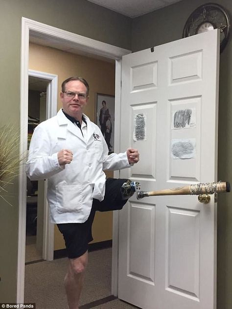 One man shared this hilarious picture that his uncle sent to him of his prosthesis doctor Funny Medical, Doctor Shows, Doctor Humor, Medical Humor, Twisted Humor, Sense Of Humor, Bad News, Edgy Outfits, Medical Professionals