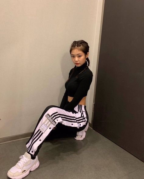 BLACKPINK Jennie Instagram and Insta Story Update, January 31, 2019 Mode Ulzzang, Mode Kpop, Girl Celebrities, Jennie Kim Blackpink, Jairzinho, Mode Inspo, Kpop Fashion Outfits, On The Ground, Blackpink Fashion