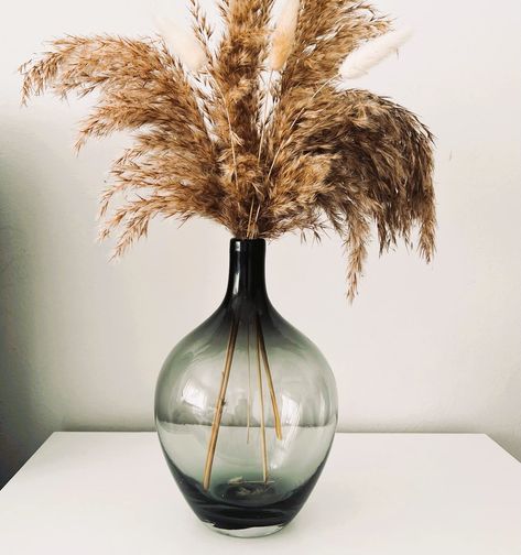 Dining Room Table Centerpiece Ideas Dark Wood, Kitchen Counter Vase Decor, Dining Table Plant Centerpiece, Contemporary Dining Table Centerpiece, Glass Jugs Decor, Simple Dining Table Centerpiece, Dining Room Table Decor Centerpiece, Centerpieces For Round Tables, Island Centerpiece