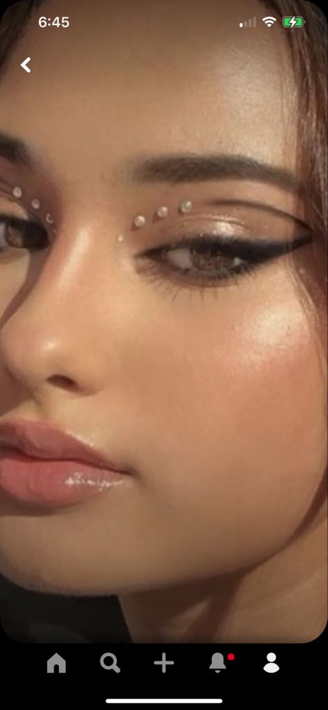 Hollywood Hoco Makeup, Eye Looks With Pearls, Pearl Eye Makeup Aesthetic, The 1975 Makeup, Black Swan Makeup Aesthetic, White Swan Makeup Aesthetic, Black Fairy Makeup Halloween, White Swan Eye Makeup, Pearl Rhinestone Makeup