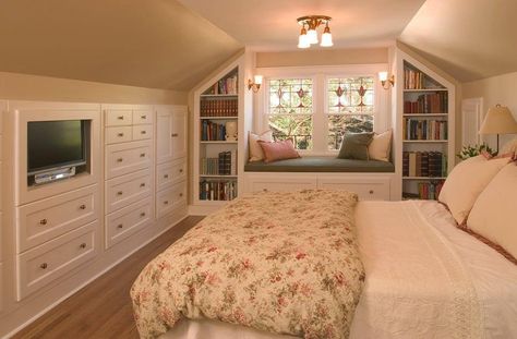 Like the built ins. Makes it look clean. Traditional Guest Bedroom, Low Ceiling Bedroom, Attic Bedroom Designs, Attic Bathroom, Attic Design, Attic Bedrooms, Attic Renovation, Attic Spaces, Attic Remodel