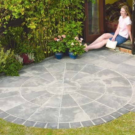 Circle Paving, Circle Patio, Circular Patio, Paving Ideas, Garden Paving, Paving Slabs, Patio Garden Design, Paver Patio, Small Garden Design