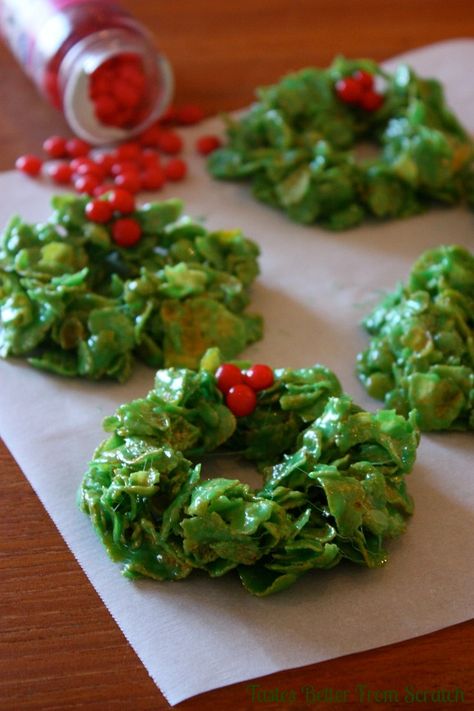 Christmas Cornflake Wreaths recipe on TastesBetterFromScratch.com Cornflake Wreaths, Jul Kaka, Jul Mad, Easy Christmas Treats, Decorações Com Comidas, Xmas Cookies, Christmas Snacks, Christmas Cooking, Christmas Goodies