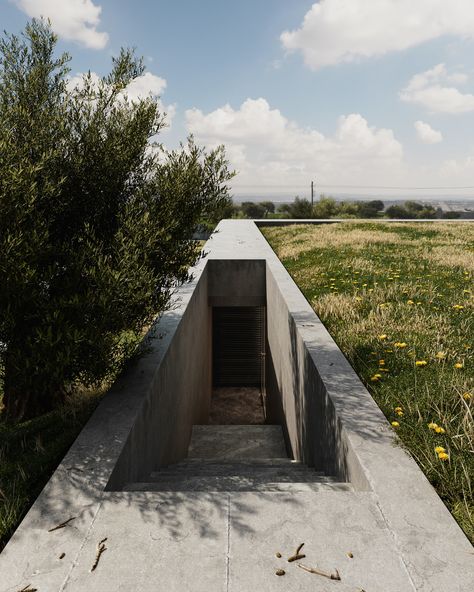 Earth Sheltered, Arch Architecture, Car Workshop, Concrete Home, Concrete House, Brutalist Architecture, Architecture Exterior, Hallway Ideas, Green Roof