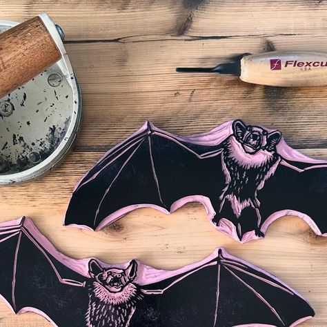 Maude Forbid on Instagram: "This block set is finally ready to go! 🦇🦇🦇 I’m pretty happy with these and I can’t wait to print them all over everything 🤩🤩🤩  #austinbats #austinartist #bats #wildlifeartist #wildlifeart #lino #linocut #linocutartists #handcarvedstamp #handcarvedstamps #blockcarving #blockprinting #popmembers #printmaking #printmaker #natureartist #makersgonnamake #makermovement" Bat Lino Print, Halloween Block Print, Fall Linocut, Bat Linocut, Pumpkin Linocut, Halloween Linocut, Bat Stamp, Linocut Ideas, Linocut Artists