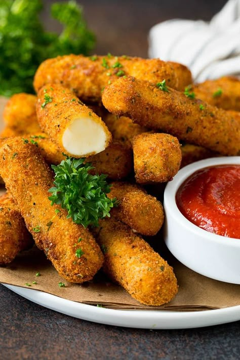 Fried Cheese Sticks, Garden Salad Recipe, Cheese Sticks Recipe, Homemade Mozzarella Sticks, Mozzarella Sticks Recipe, Dip Sauce, Classic Appetizers, Mozzarella Sticks, Cheese Sticks