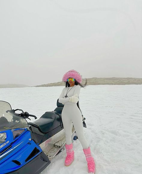 Snow Fits Black Women, Skiing Outfit Black Women, Ski Outfit Black Women, Aspen Black Girls Trip, Ski Trip Black Women, Colorado Trip Outfits, Ski Outfits For Women Black, Ski Outfits Black Women, Pictures To Take In The Snow