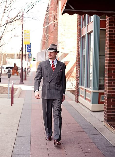 Traje de doble botonadura a cuadros de principios de la década de 1950. Desde la época de Bold Look, tiene todo: hombros, solapas, etc. Un buen traje para usar en el centro. 1950 Suit Men, Vintage Suits For Men 1940s Mens Fashion, 1960 Suits Men, 1960s Suit, 40s Mens Fashion, Vintage Suit, 1950s Suit, 1940s Mens Fashion, Vintage Suit Men